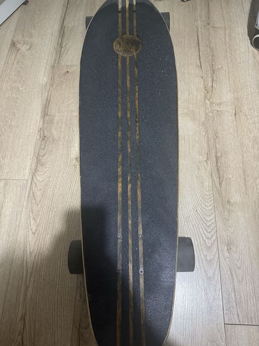 long board folosit dar intretinut,nu prezinta fisuri sau alte probleme