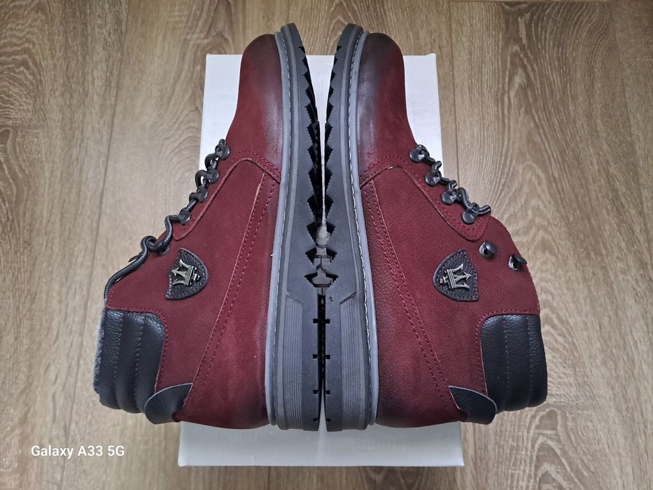 Vand ghete din piele naturala nabuc ( mată ) pentru bărbați.
Marime: 4