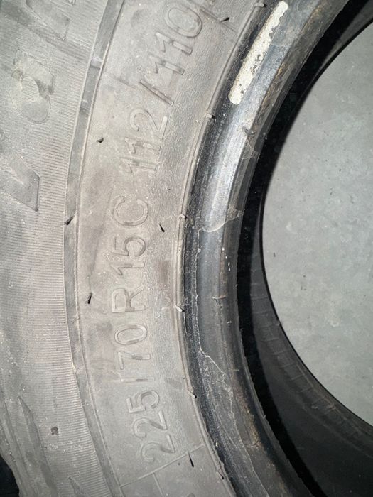 Бусови гуми 225/70/15 -300 лева. 4 броя.