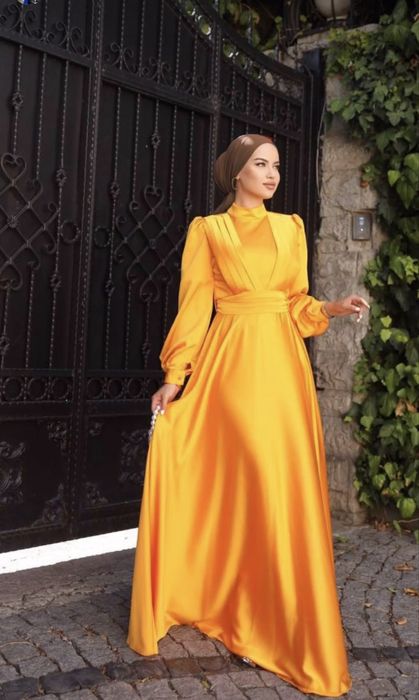 Продаю два платья! Малиновое и оранжевое, красивые,удобные!!