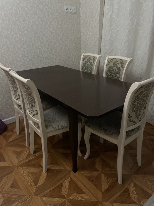 Стол и стулья для гостиннлй или кухни