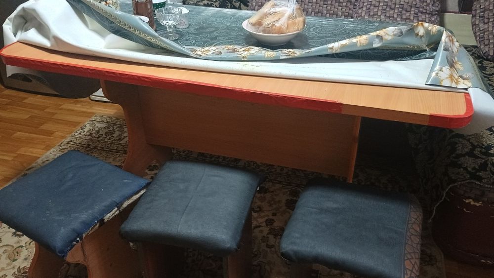 Кухонный стол с табуретками