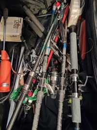 Lansete, și diferite unelte pentru pescuit.