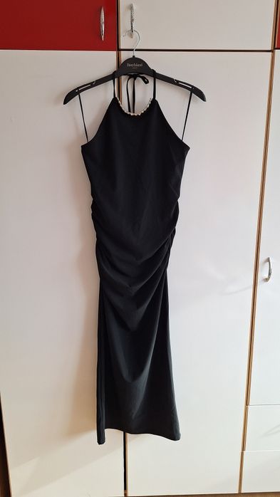 Rochie lungā, neagra, spate gol.
