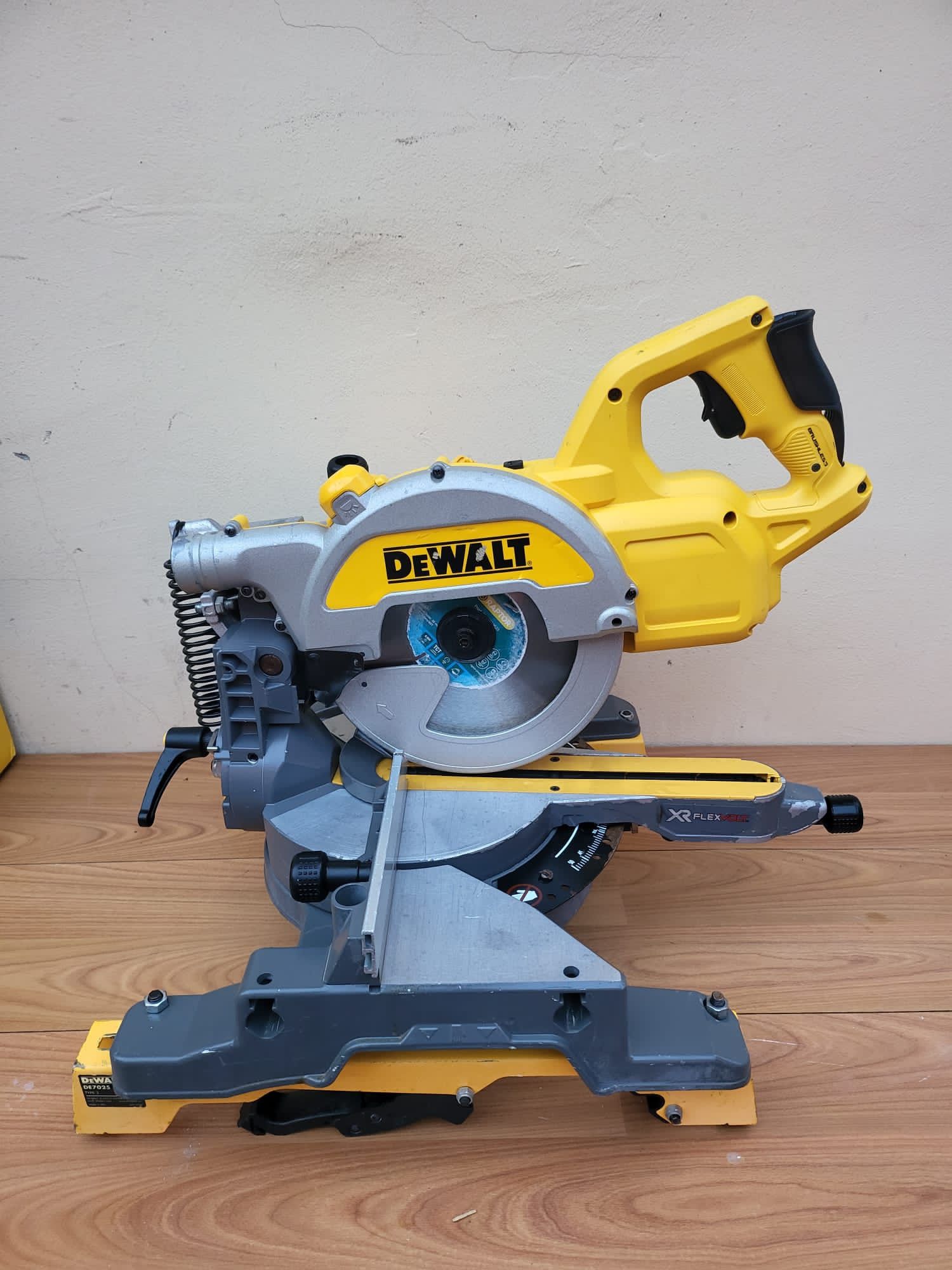 Fierăstrău circular cu tăiere înclinată  Dewalt DCS777 - 54V