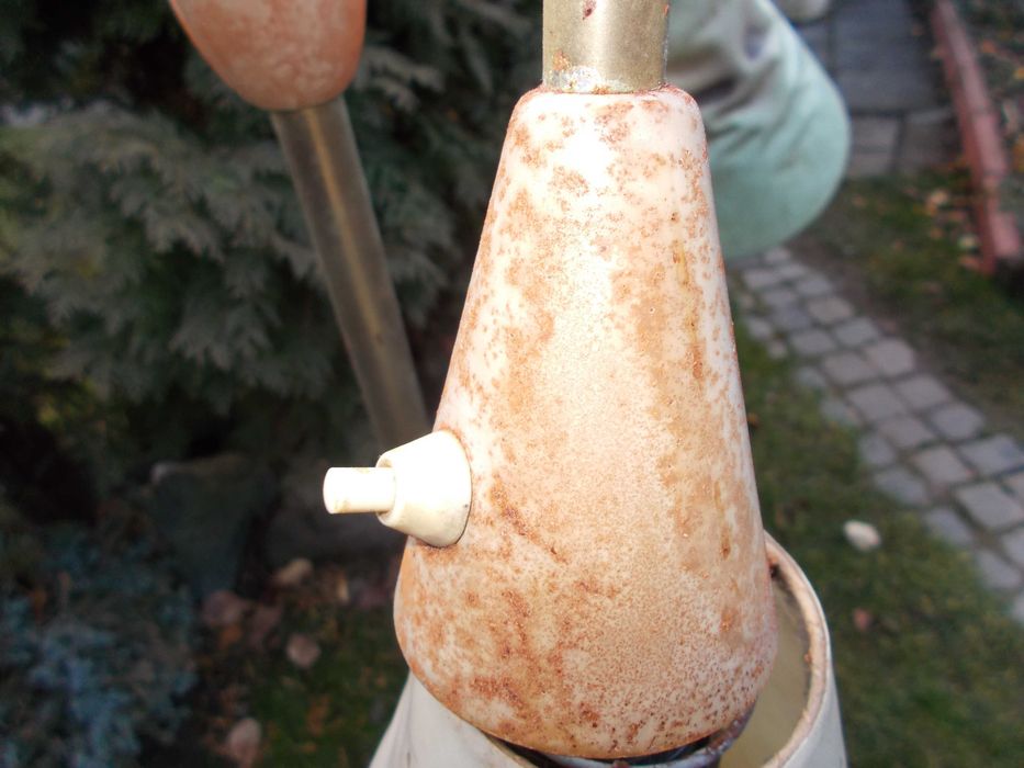 Стар лампион с чупещи се рамена