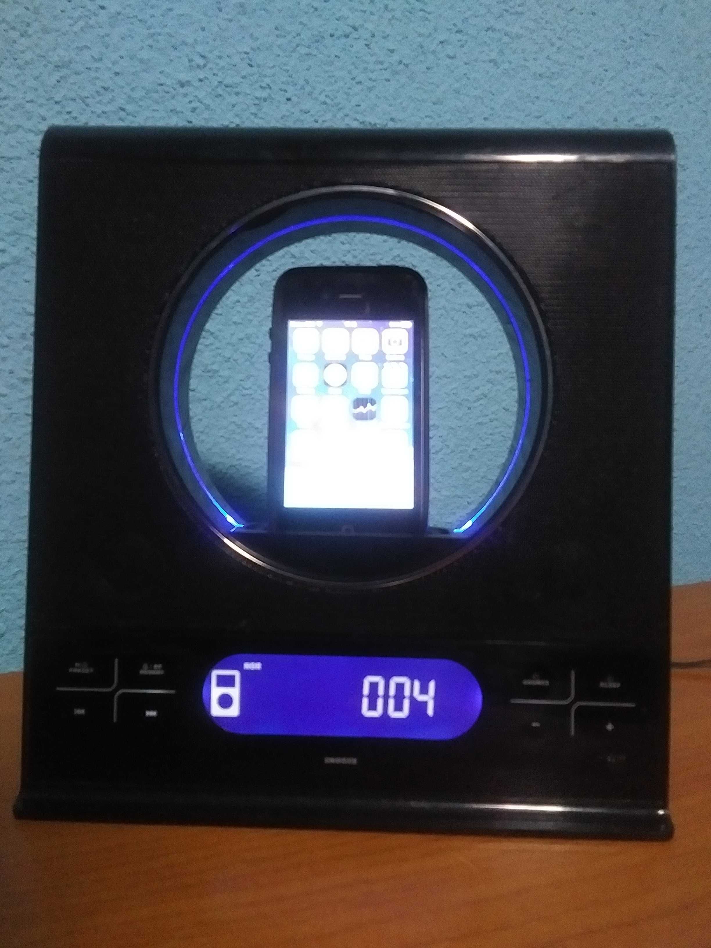 Radio cu ceas si alarmă pentru iPod/iPhone.