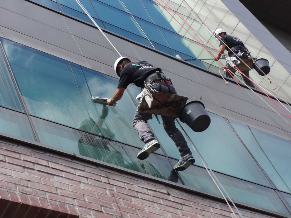 Alpinism utilitar, curatare fatade, acoperisuri prin hidrosablare