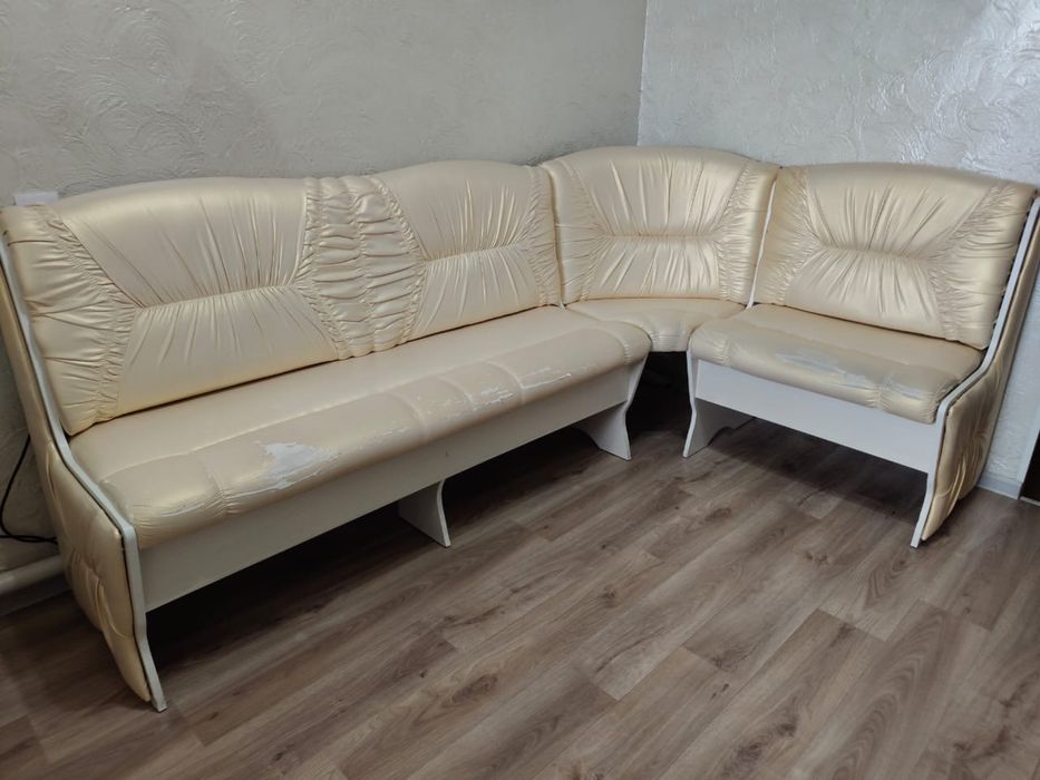 Кухонный стол с диваном уголок