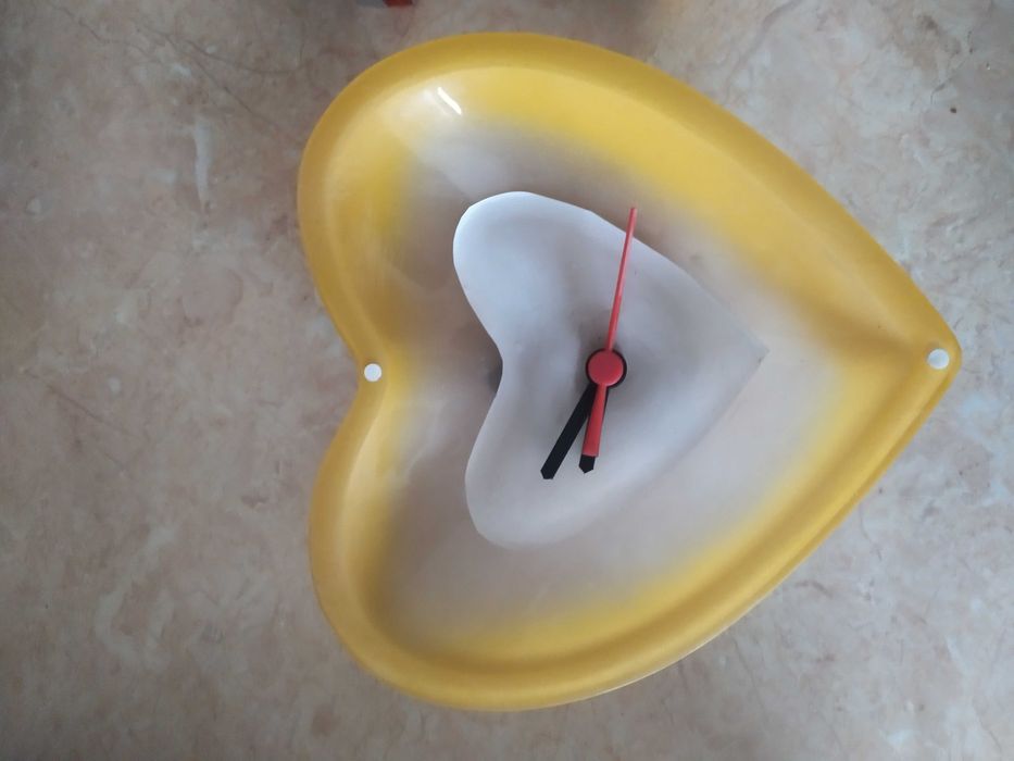 Будилници с часовник и стенен часовник