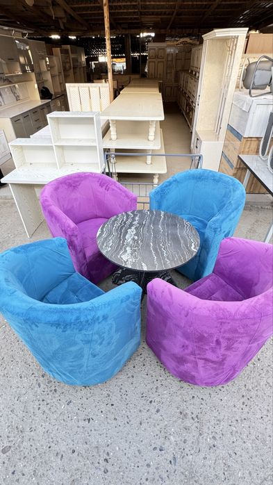 Kreslo va stol sotiladi