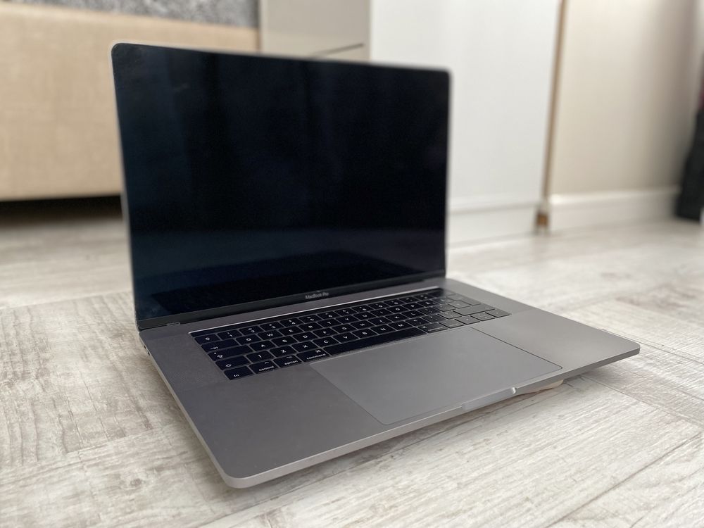 MacBook Pro 15 inch Touchbar