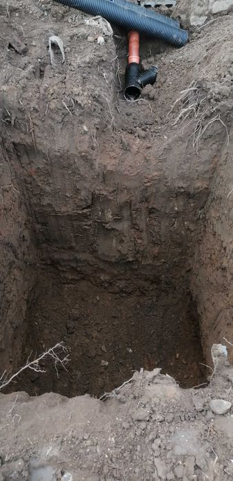 Услуги със багер 3т, самосвал и платформа.