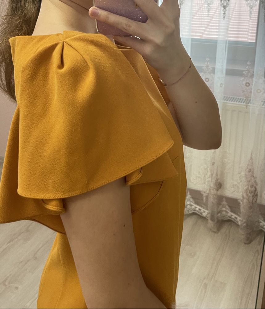 Rochie de lungime medie de o culoare portocalie/muștar