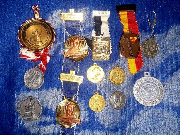 Medalii și insigne vechi, de colecție