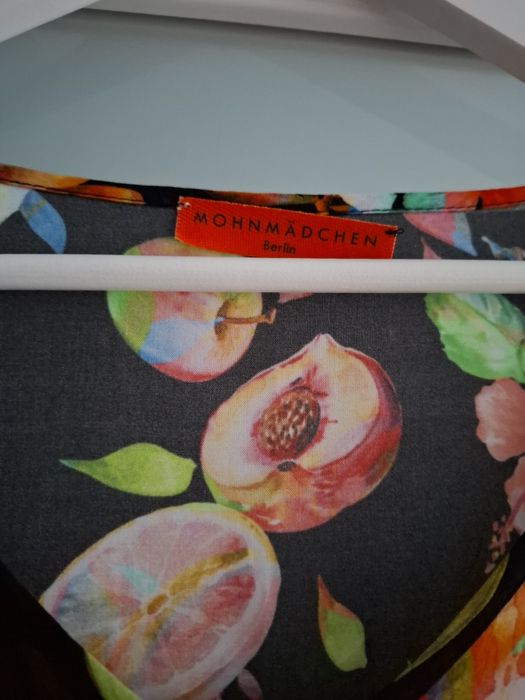 Rochie neagra cu desen fructe exotice in culorii vii