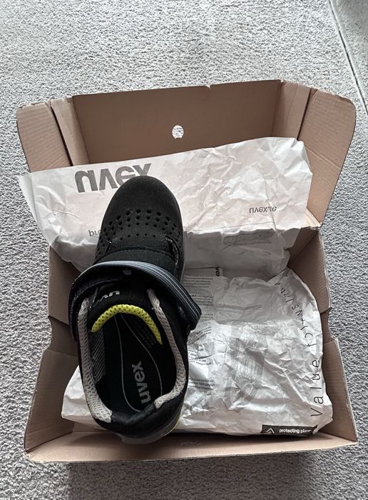 UVEX работни обувки в черен цвят. Нови 39