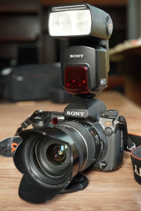 Sony A850 + объектив + вспышка.