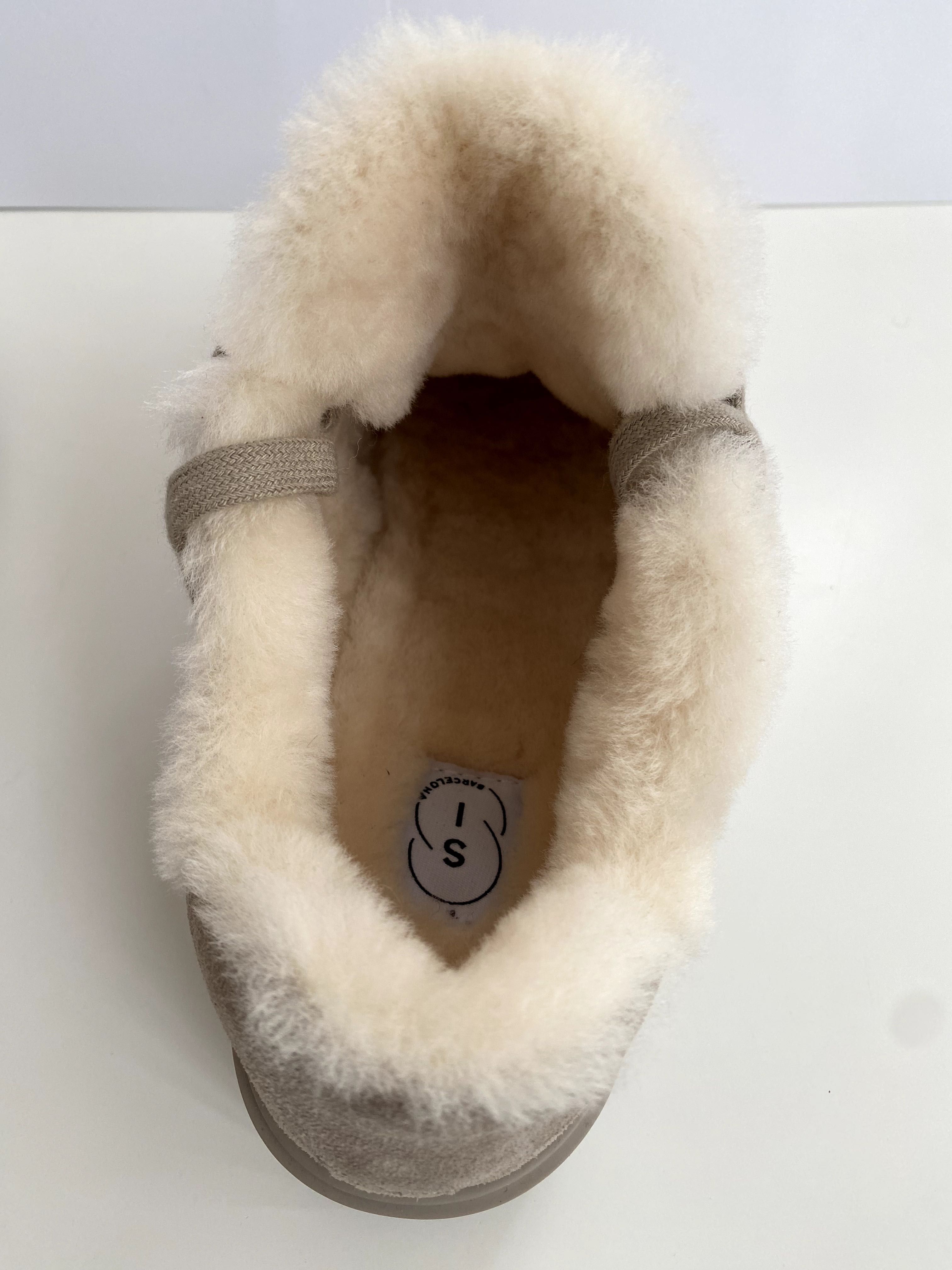 Pantofi noi, 38,piele intoarsa cu blana stil UGG, brand “Si Barcelona”