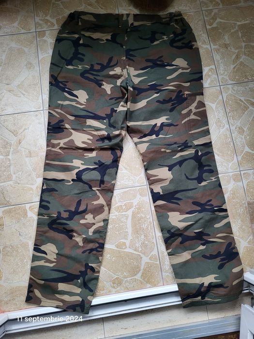 Pantalonii bărbați kaki noi