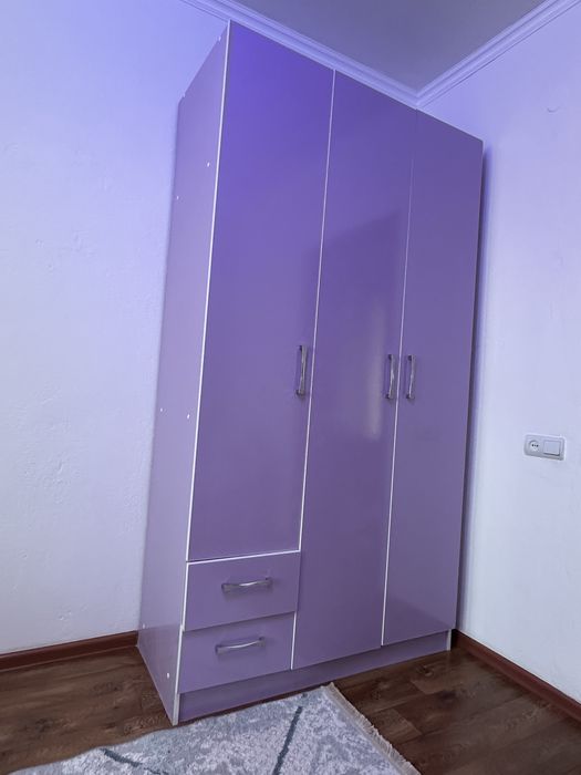 Шкаф - 3 дверный! Кровать без матраса!