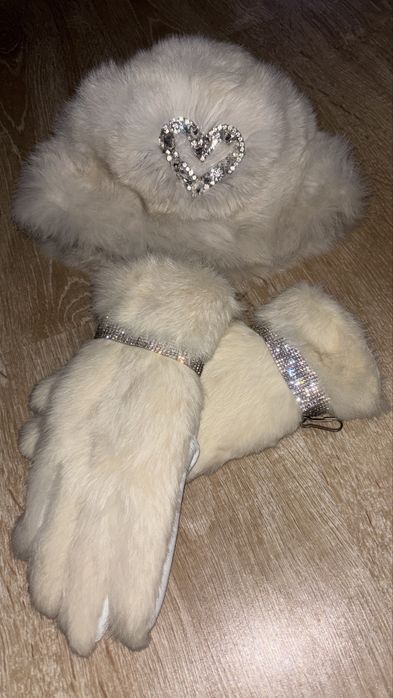 Шапка от бяла лисица с камъни и ръкавици