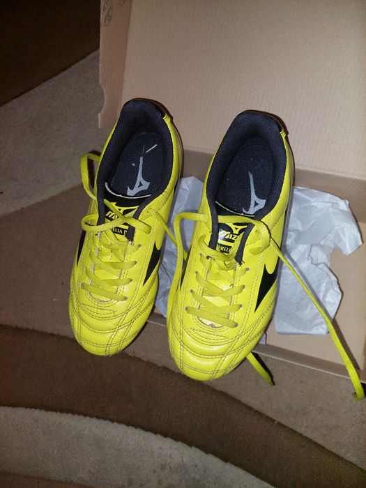 Бутонки футболни обувки