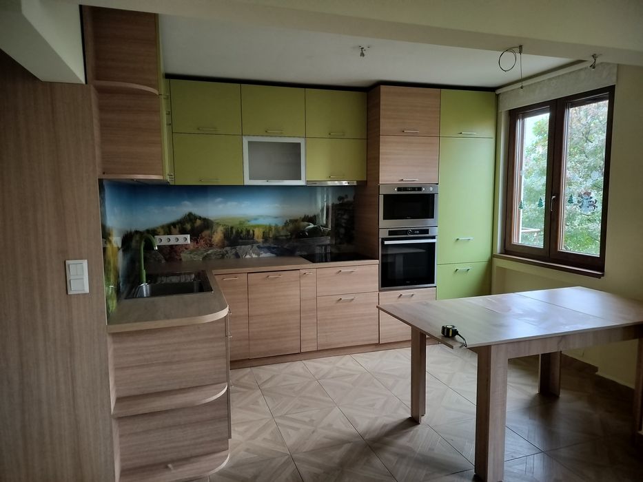 Ъглова кухня с вградени уреди