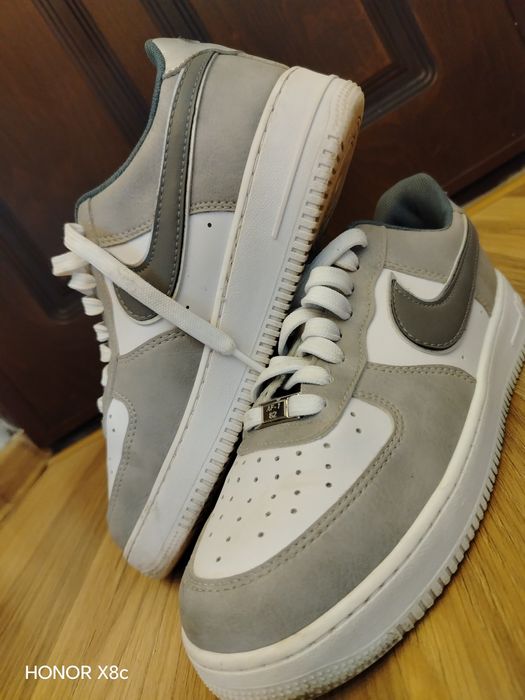 Vând Nike Air gri