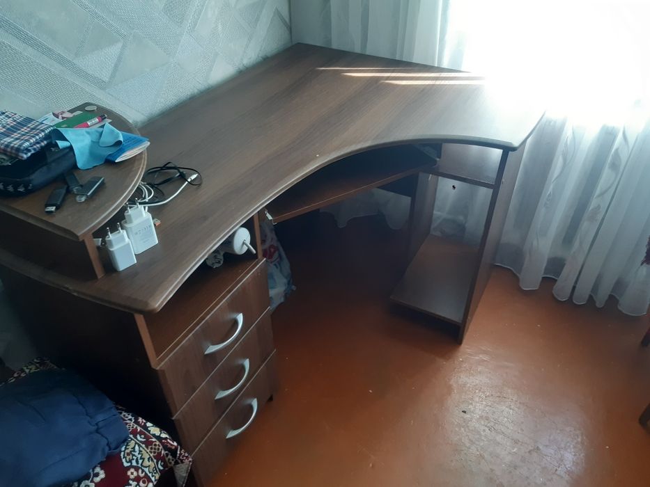 Продаю компьютерный стол