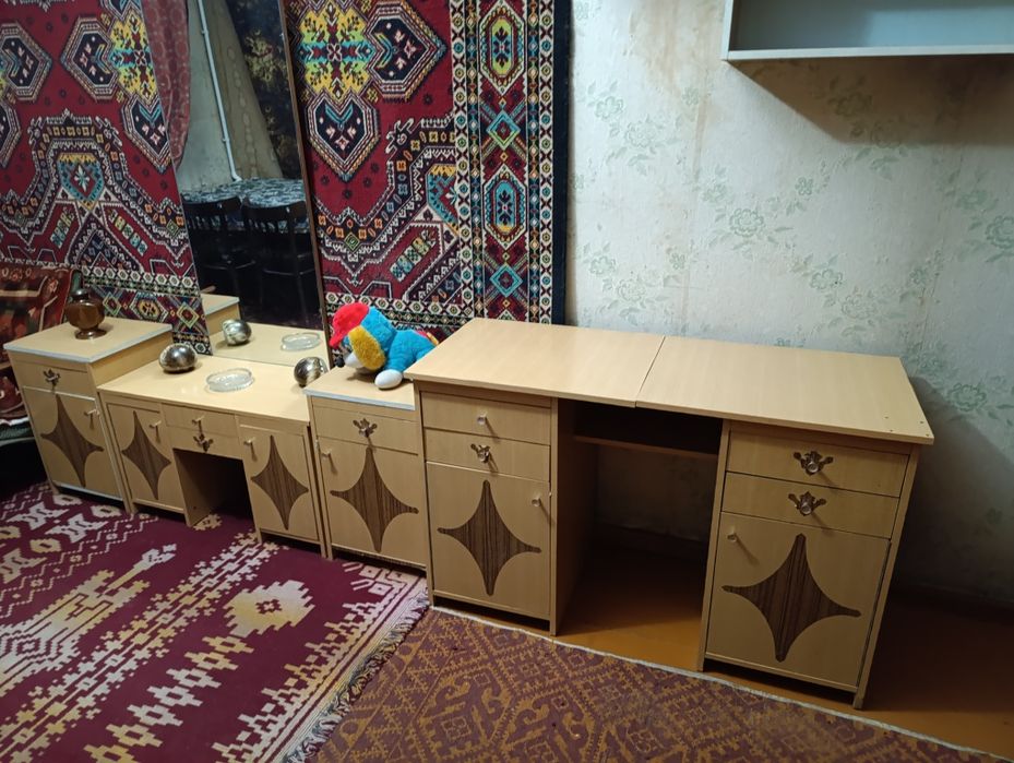 Трюмо, прикроватные тумбочки и столик