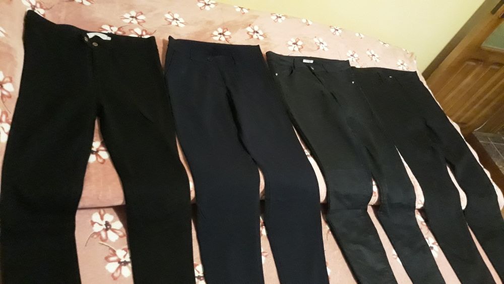 Vând set de pantaloni ,stare foarte bună,10 lei buc. Tot setul 60 lei.