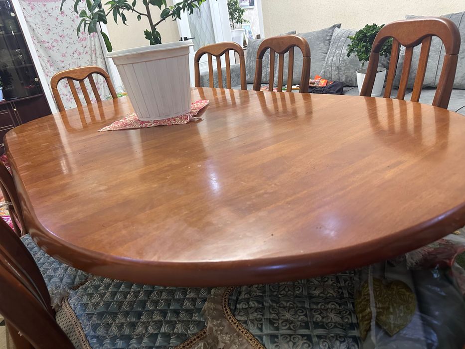 Продам стол со стульями .