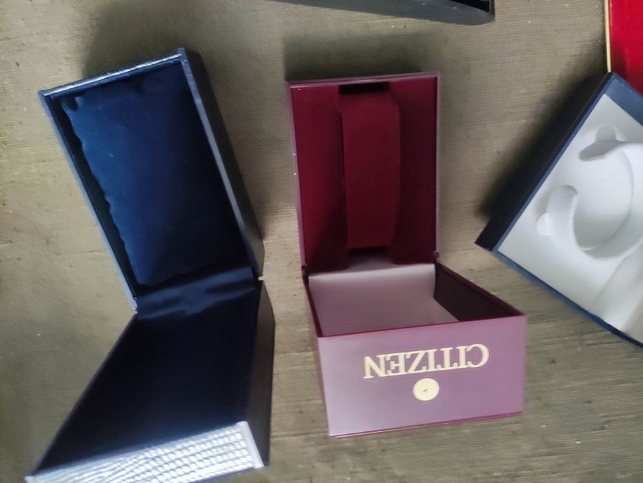 Продавам кутии за стари часовници