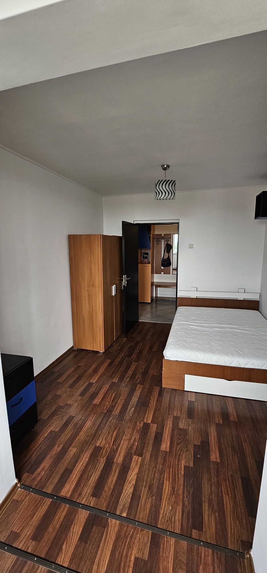 Inchiriez apartament 3 cam