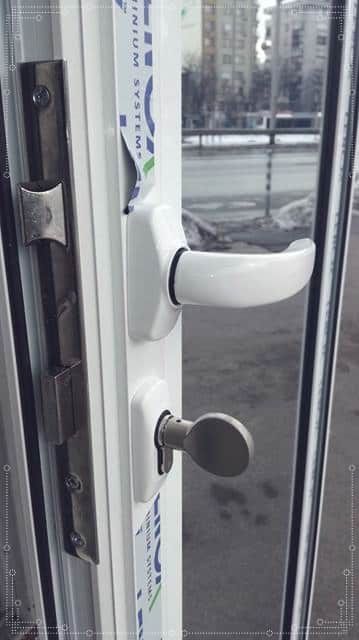 Алуминиева врата с термопанел и огледало бяла