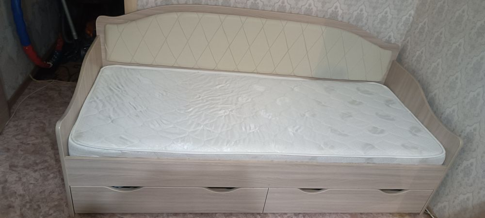 Кровать с матрасом
