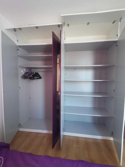 Голям четирикрилен гардероб с огледало на вратите