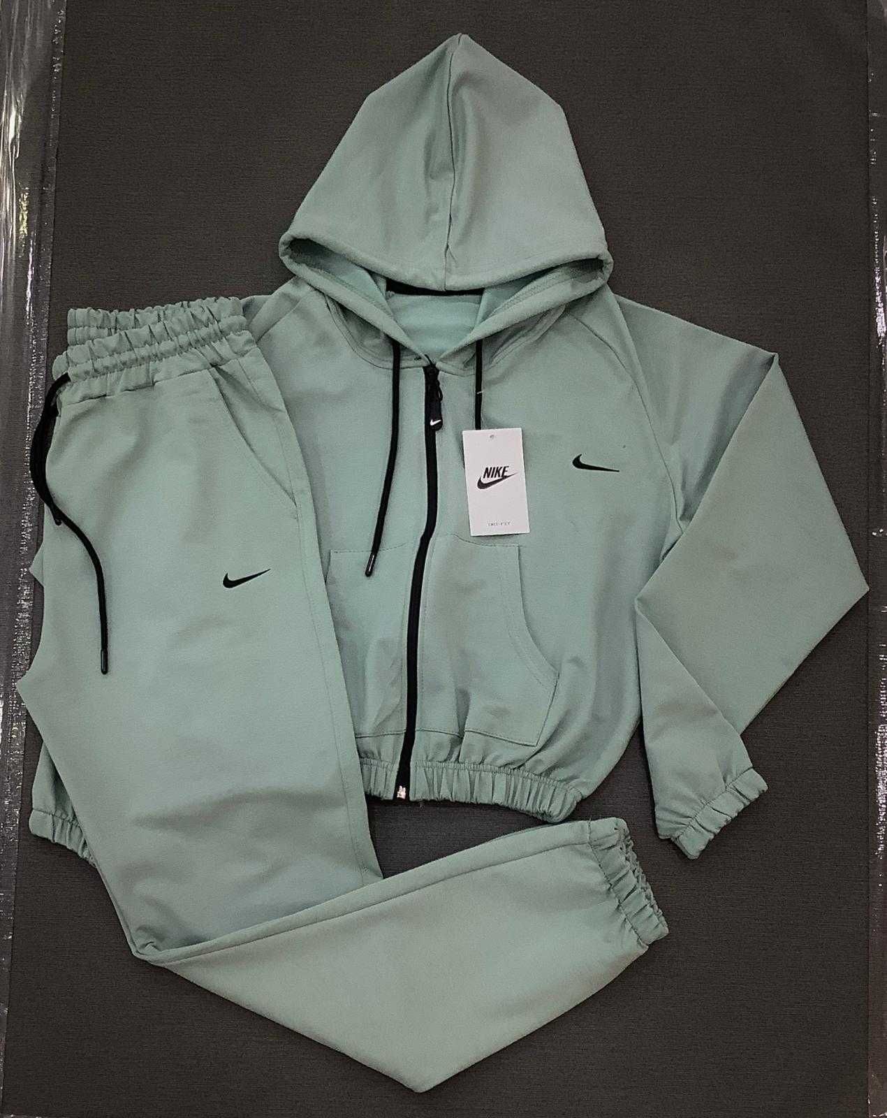 Дамски Екипи Nike