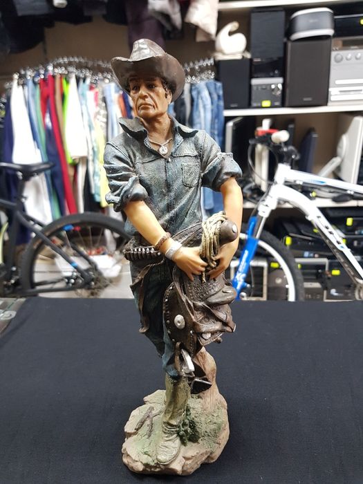 Оригинални статуи на Даниел монфорд