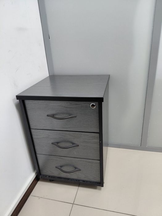 Стол/шкаф/стулья