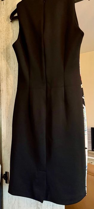 Рокля на цветя отпред и черна отзад