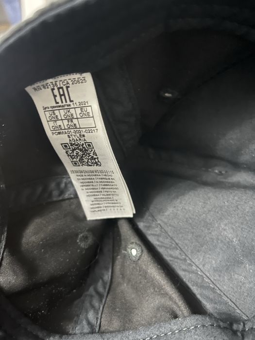 Шапка Guess слагана веднъж от детската колекция