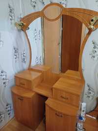 Стилна Тоалетка с огледало и осветление в отлично състояние