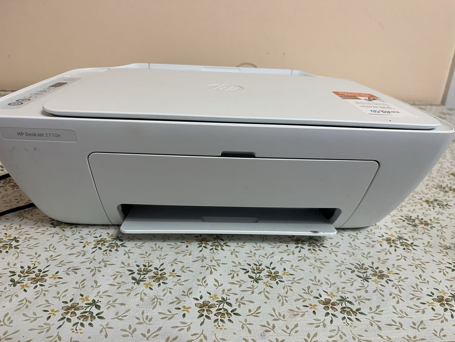 model multifuncțional HP DeskJet 2710e All-in-One.