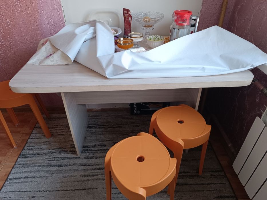 Кухонный стол с тремя стулями