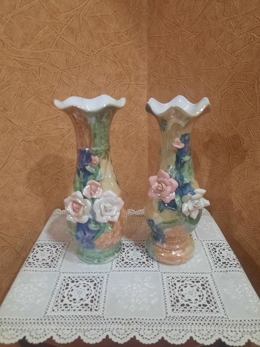 Китайские, винтажные парные вазы, глазуированный фарфор, лепнина розам