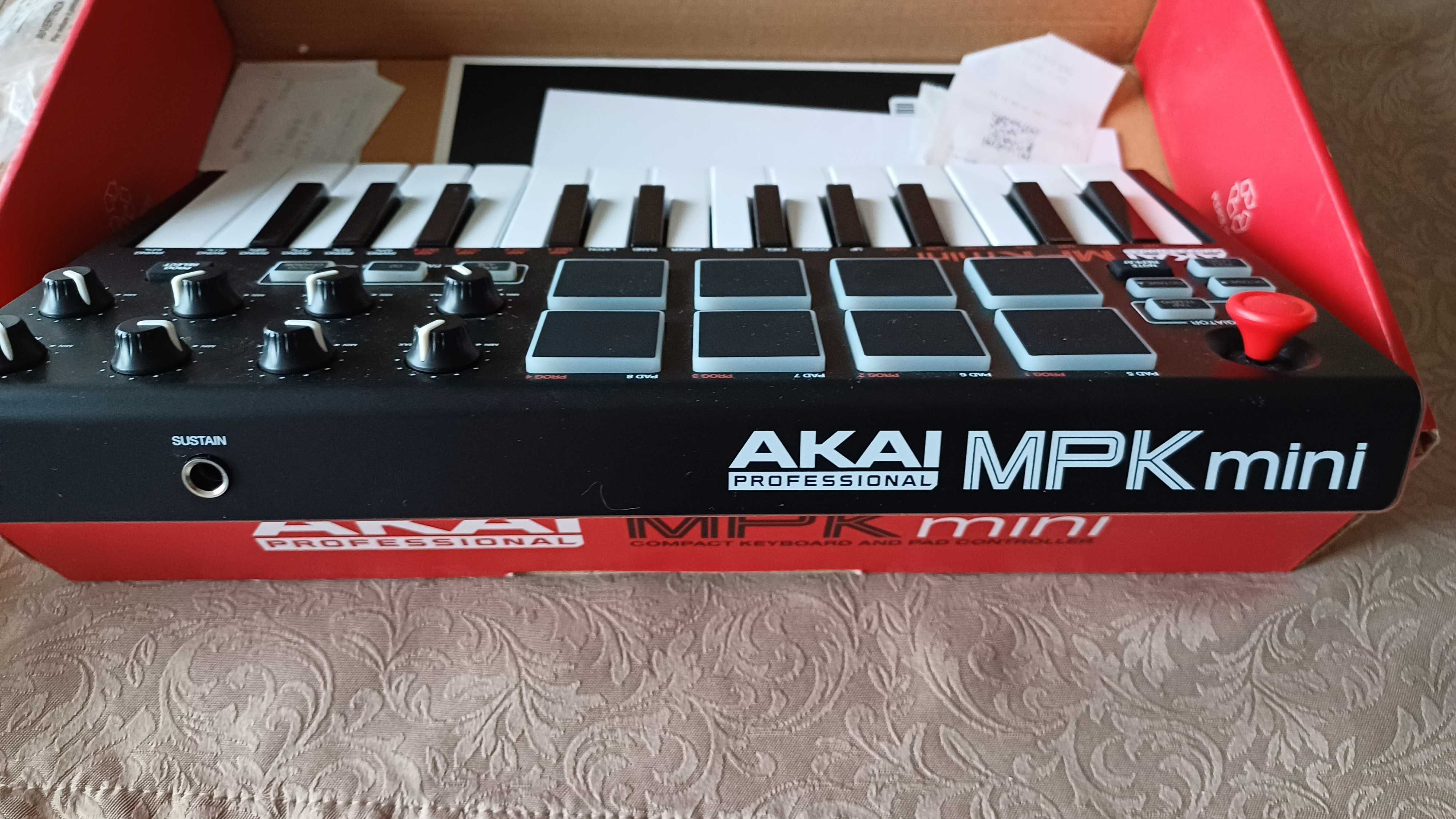 Akai MPK mini MКЗ Миди клавиатура Red