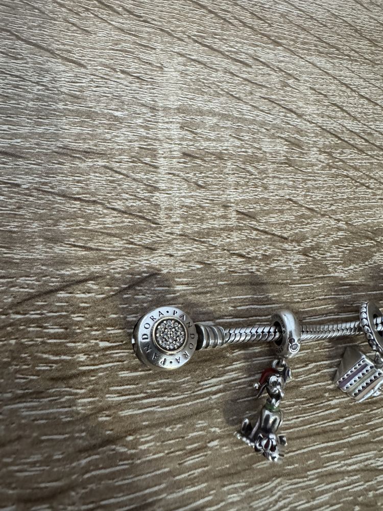 Vand bratara Pandora cu 7 charmuri - un charm Swarovski