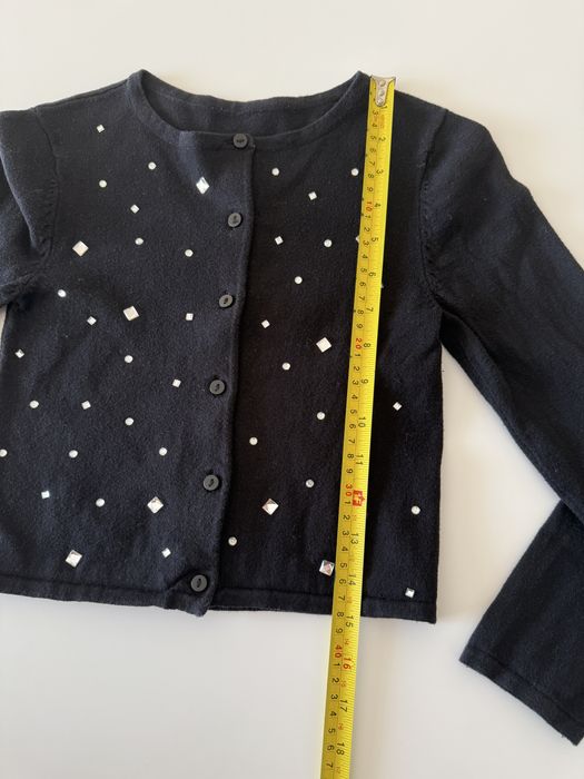 Черна жилетка подходящ за момиче  7/8год с камъчета в предната част